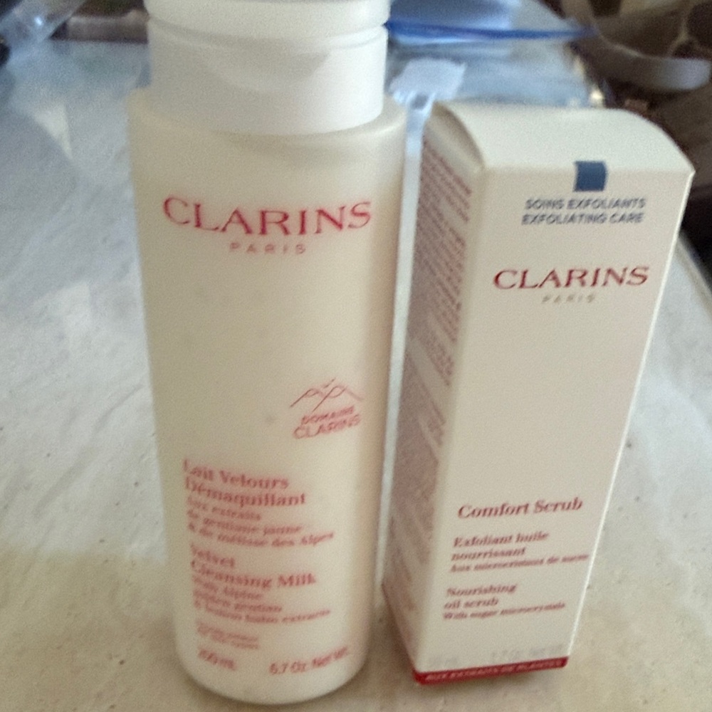 Clarins Nourishing Comfort Scrub and Cleansing Milk Duo